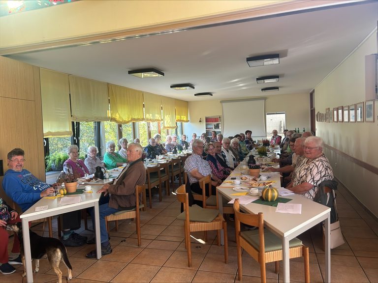 Geburtstags-Café: Gemeinsam feiern, erinnern und erzählen